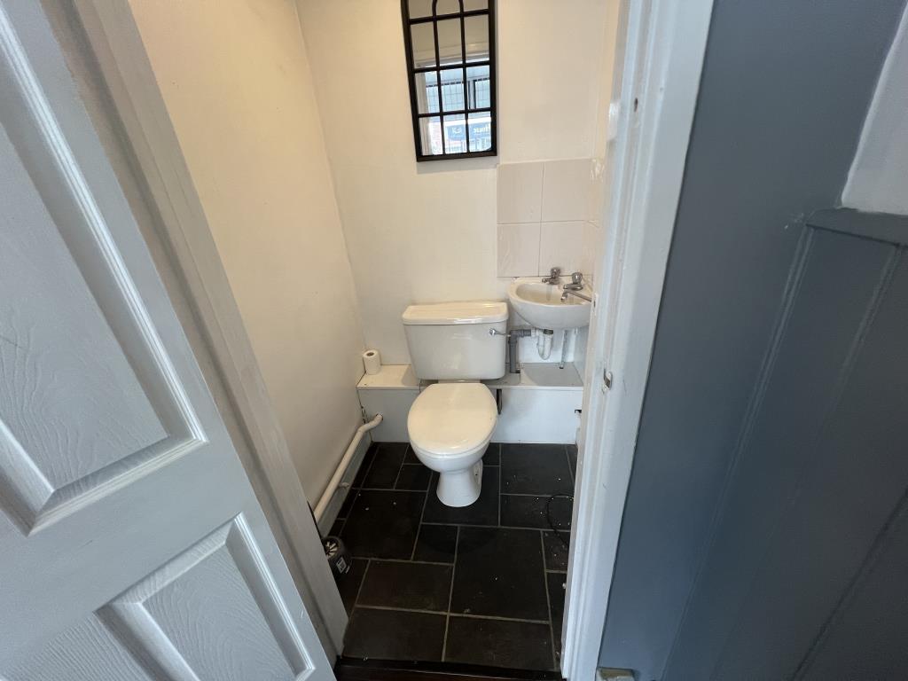 Lot: 106 - VACANT COMMERCIAL UNIT WITH FREEHOLD INVESTMENT - Cloakroom W.C. for the salon